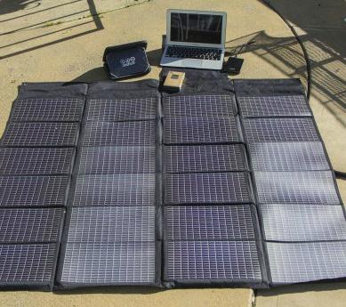 güneş enerjili şarj etmek için bir dizüstü bilgisayar