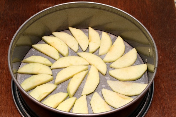hornear шарлотку con las manzanas en el horno