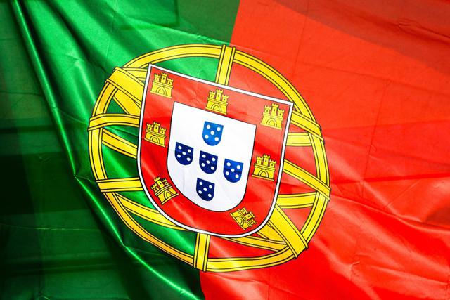 o Brasão de armas, a bandeira de Portugal