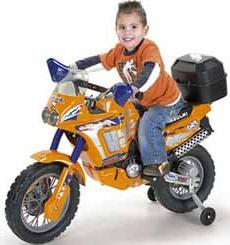 摩托车的孩子在汽油