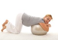 Fitball-Übungen für schwangere Frauen: Indikationen und Kontraindikationen. Fitball für Schwangere im Trimester