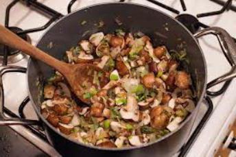 uma sopa de cogumelo quanto cozinhe cogumelos