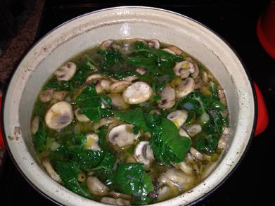 Kochen der Suppe aus Steinpilzen