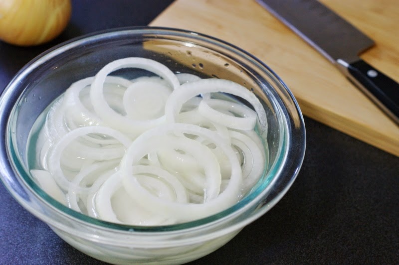 Marinating onion in vinegar