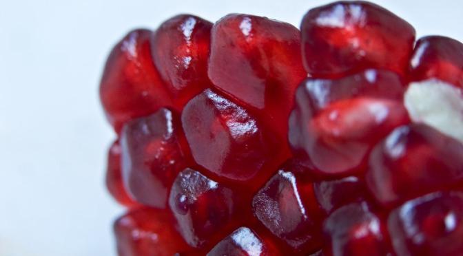 eat pomegranate with seeds
