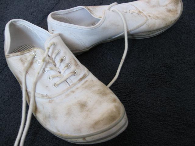 limpar o branco o tênis de tecido