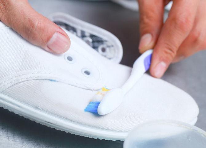 كيفية تنظيف أحذية بيضاء من القماش من البقع الصفراء
