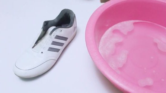 limpieza de blancos zapatillas de deporte de tela manualmente