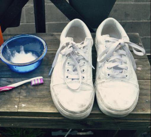limpieza de blancos zapatillas de deporte de tela sosa