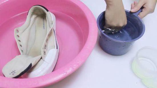 クリーニング方法に白い靴の布歯磨き粉
