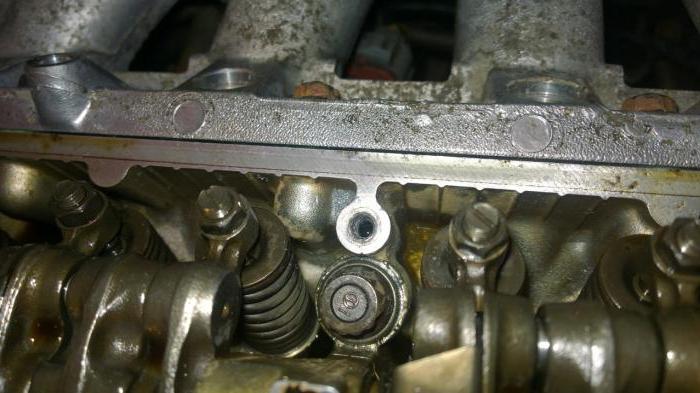 How to fix the leak of oil from under valve cover