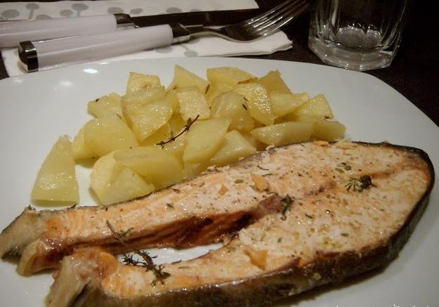 ase a la parrilla de la trucha en el horno