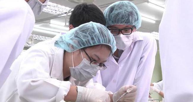 examen médico forense el cadáver de un recién nacido