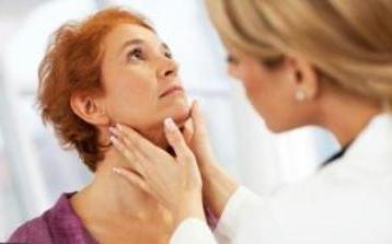 el síntoma de la enfermedad de la tiroides