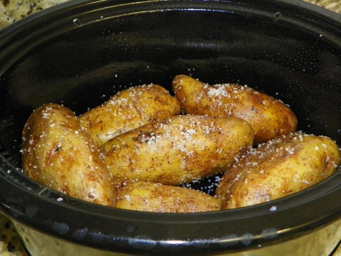 Kochen Eintopf aus Kartoffeln in multivarki