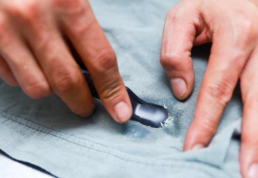 usuń które przykleiły się gumy do żucia z ubrania