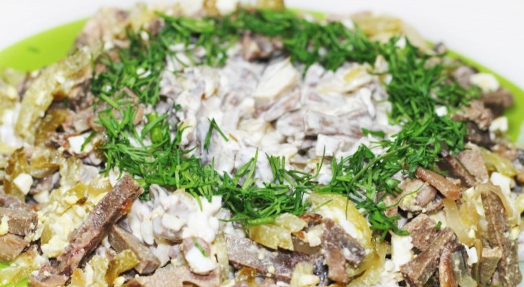 салат з сушеними грибами