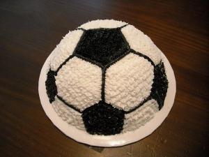 um bolo para o menino em uma bola
