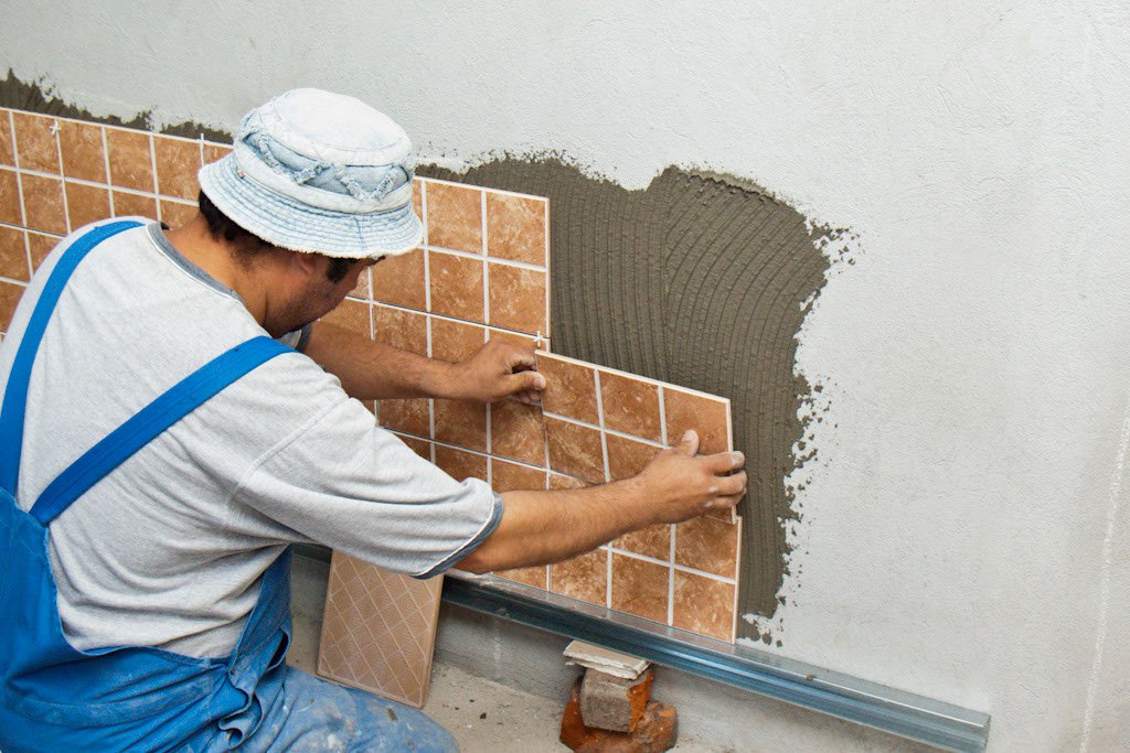 Cómo poner el azulejo en la pared de forma rápida y correctamente?