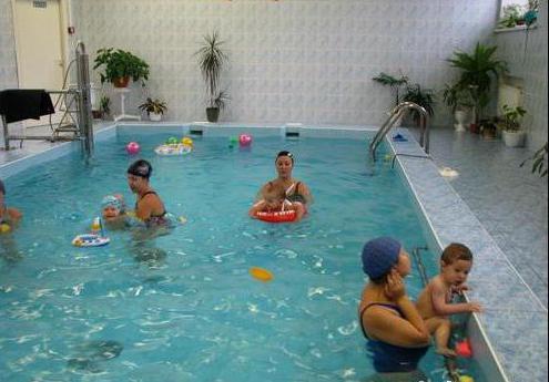 la piscina para bebés en la zona costera de san petersburgo