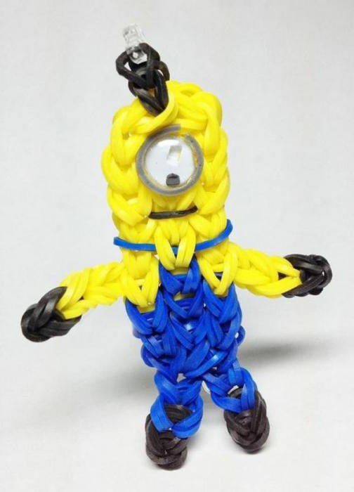 how to weave a minion out of rubber bands on the loom