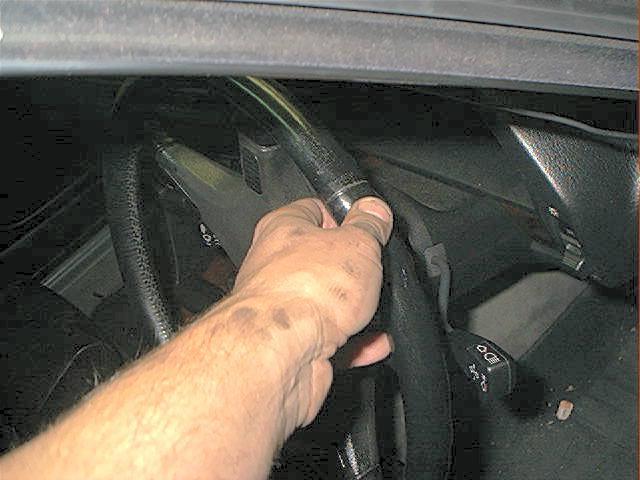 stukanie w kierownicy podczas skręcania