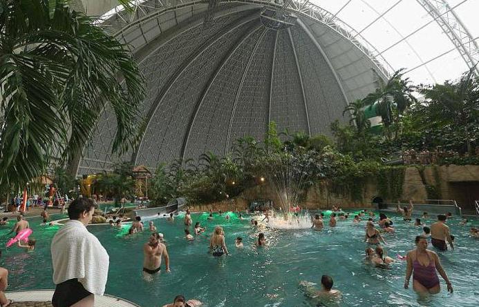 un parque acuático cubierto en un hangar de la