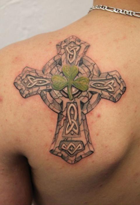 纹身的凯尔特十字架上的肩膀