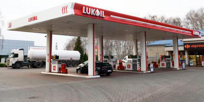 名单的卢克石油公司油站在高速公路上的M4
