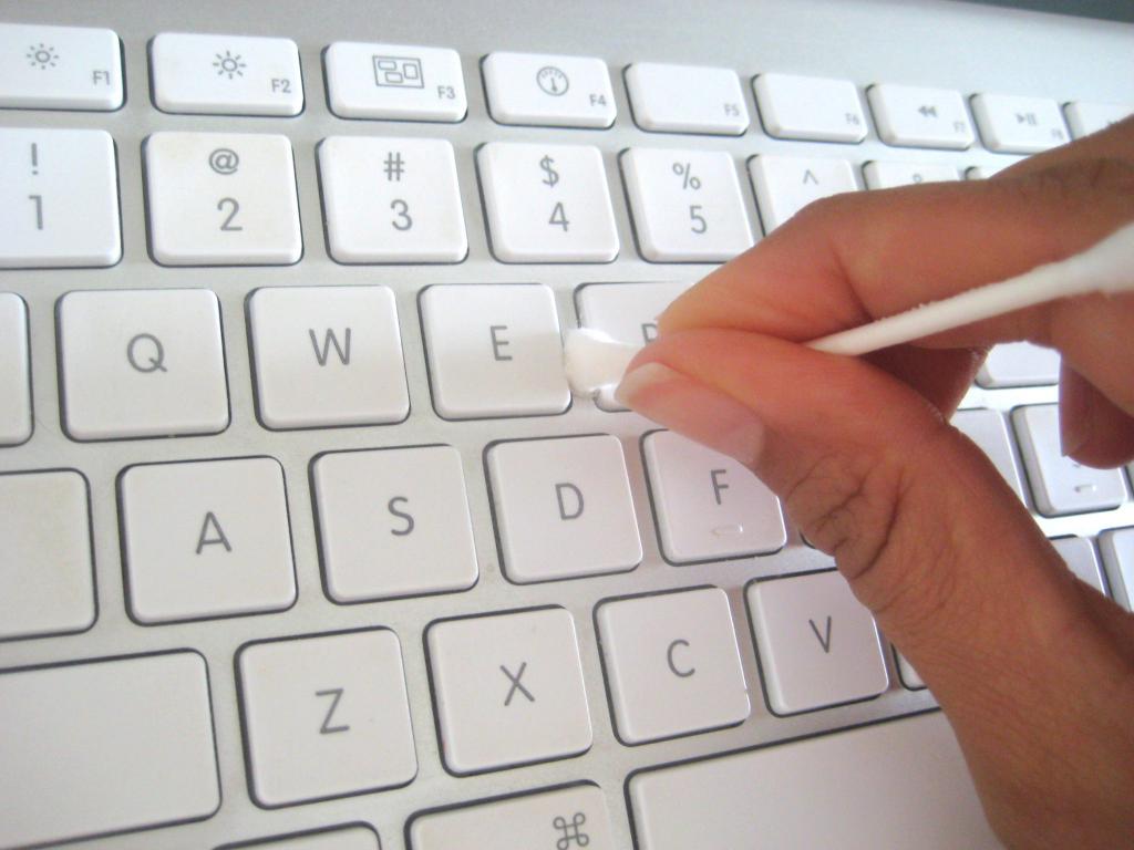 تنظيف لوحة مفاتيح الكمبيوتر الخاص بك مع مسحة القطن