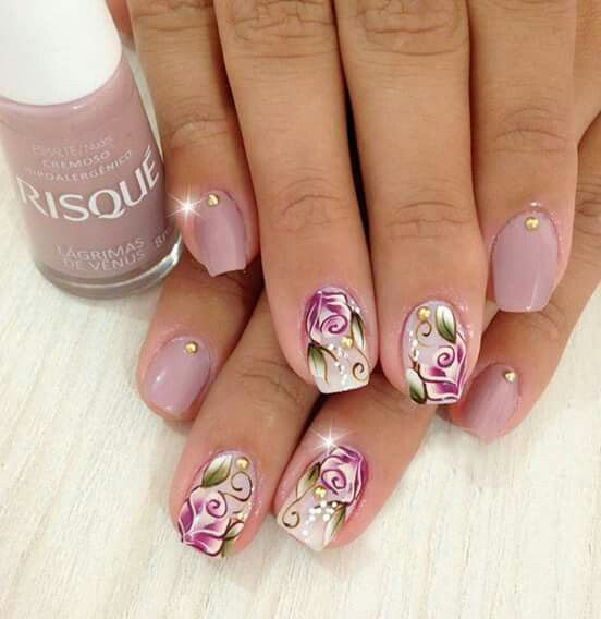 las flores en las uñas