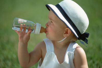child drinking a lot of water causes