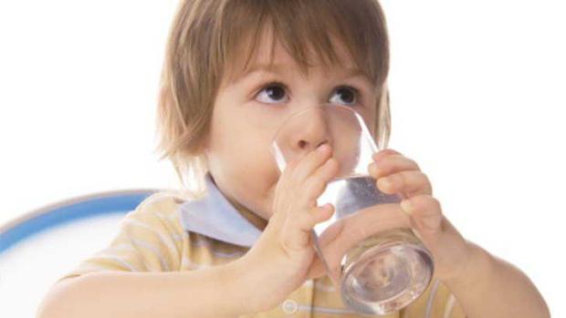 ¿cuánto beber agua a un niño