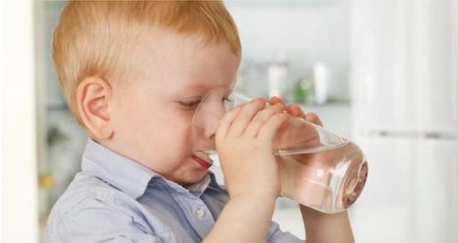 child drinking a lot of water at night causes