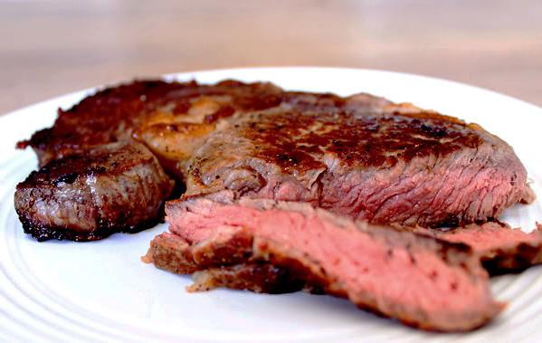 un bistec de carne de ternera