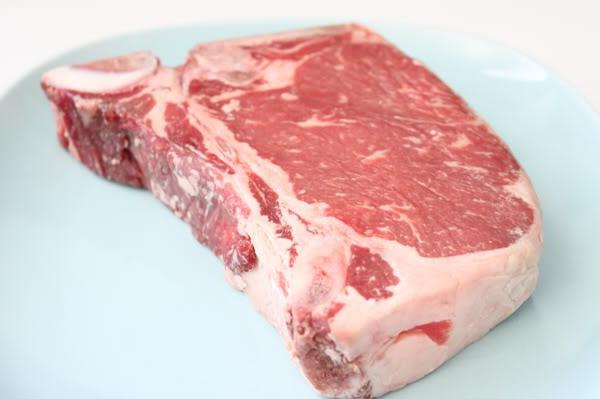 un bistec de carne de ternera en el horno