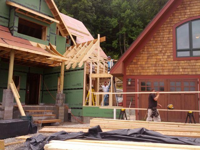 la construcción del techo de la casa