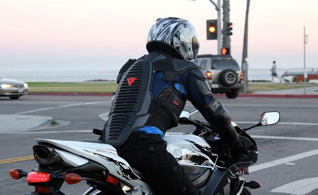 a protecção de um motociclista tartaruga em nizhny novgorod