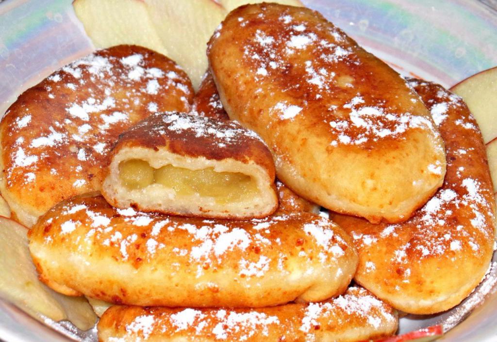 Pies of fried dough with apples