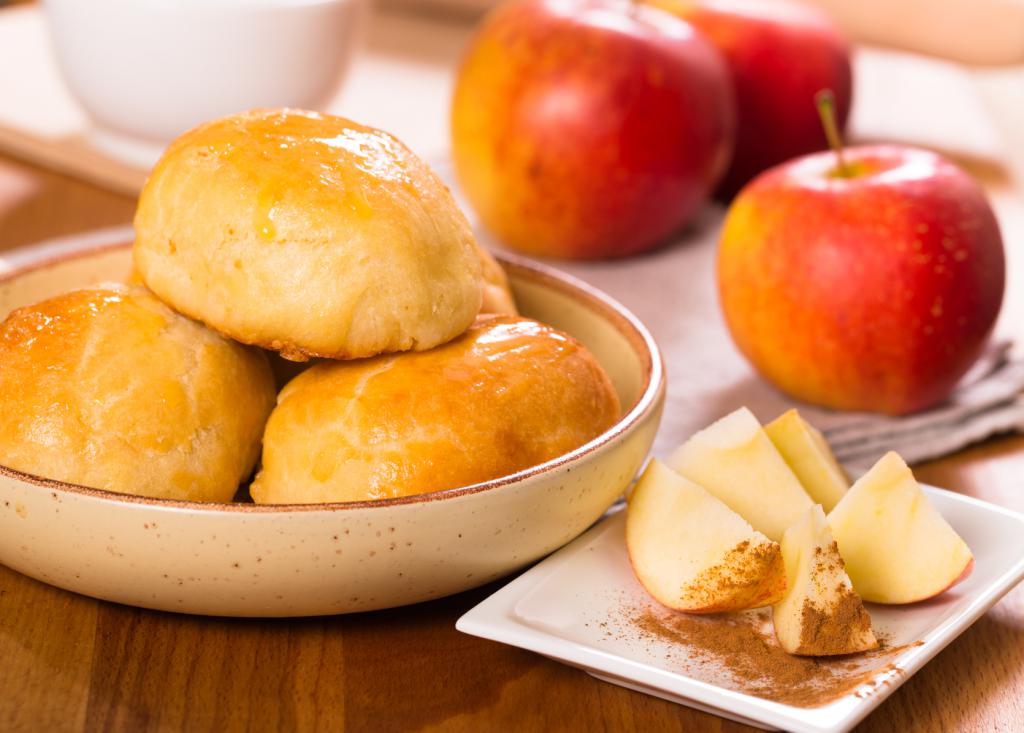 Patty cakes with apples and cinnamon