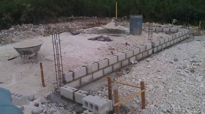 la construcción de los cimientos de bloques