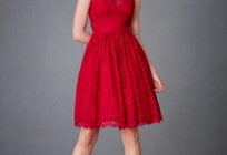 红色婚纱礼服的：描述，原始的照片