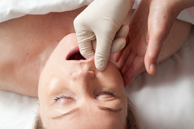 masaje facial para la cirugía de estiramiento facial