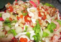 Als ergänzen-Salat mit Garnelen und Tintenfisch und Kaviar