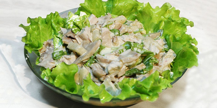 Salat mit Huhn und Gurken