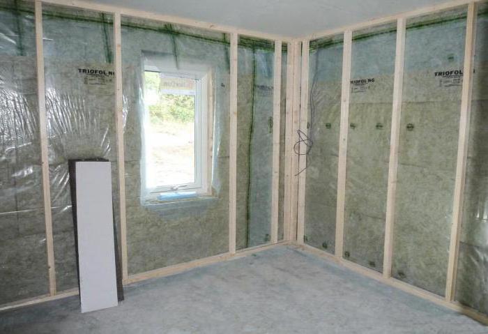 barrera de vapor para las paredes de una casa de madera en el interior