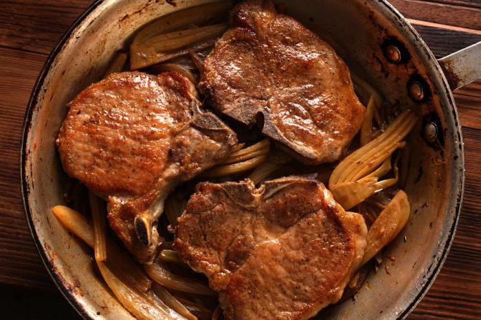 trozos de carne de cerdo al horno en el horno