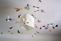 Pájaros de papel como símbolo de la felicidad en su casa