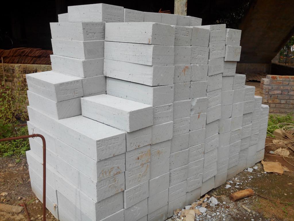 Construction of houses of lightweight aggregate concrete blocks