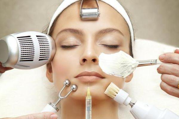 la clínica profesional de la cosmetología y de la medicina de los clientes y de los servicios